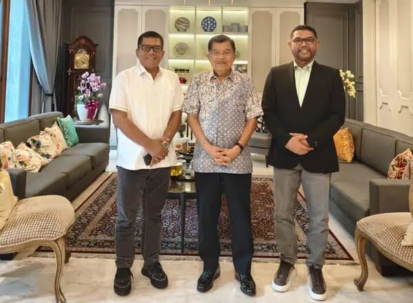 Mantan Wapres Jusuf Kalla menerima kunjungan bakal calon gubernur Aceh M Nasir Djamil dan Anggota DPR RI terpilih Muslim Ayub, di Jakarta, Rabu (12/6). (Foto: For Infoaceh.net)