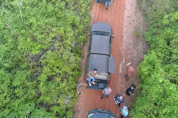 Penyidik Kejati Aceh bersama tim auditor melakukan pemeriksaan lapangan lahan sawit program peremajaan sawit rakyat dan menggeledah Dinas Pertanian Aceh Jaya. (Foto: Penkum Kejati Aceh)