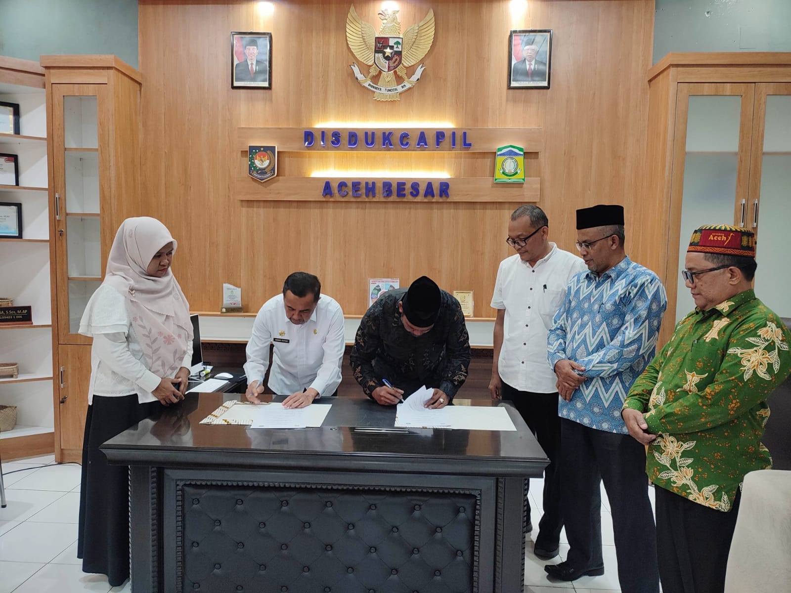 Penandatanganan kerja sama Disdukcapil Aceh Besar dengan KUA Pulo Aceh, Rabu (12/6/2024). Foto: Istimewa