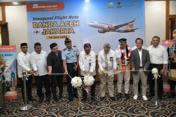 Pj Sekda Aceh Azwardi Abdullah memotong pita usai membuka penerbangan pesawat jenis Airbus 320-200 Maskapai Super Air Jet, yang melayani rute penerbangan Jakarta-Banda Aceh, di Bandara SIM, Blang Bintang, Jum'at (14/6/2024). (Foto: For Infoaceh.net)