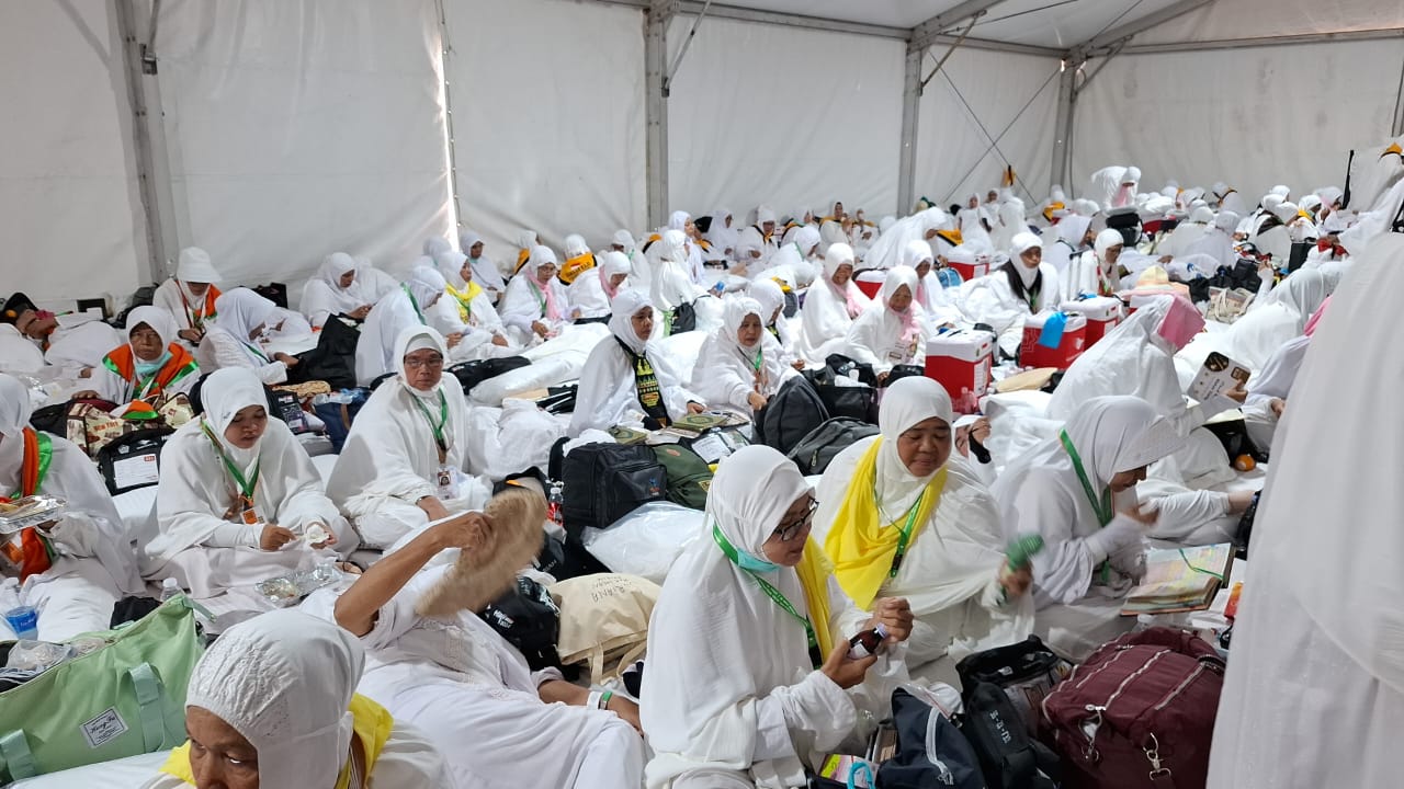 Jamaah haji Aceh Kloter 12 dalam tenda di Arafah sedang melaksanakan wukuf, setelah tiba Jum'at (14/6) atau 8 Dzulhijjah 1445 Hijriah, pukul 10.00 WAS (14.00 WIB). Foto: Istimewa