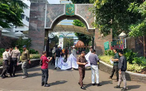 Kejagung diminta turun tangan tuntaskan indikasi mega korupsi pengadaan kapal Aceh Hebat yang menelan anggaran mencapai Rp 178 miliar dan proyek pembangunan 12 ruas jalan yang menelan APBA hingga Rp 1,2 triliun. Foto: Istimewa