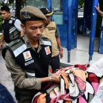 Personel Satpol PP Banda Aceh, bersama tim gabungan dari Dinas Sosial, Dinas Kesehatan dan DP3AP2KB mulai melakukan penertiban gepeng di kawasan Simpang Lima Banda Aceh, Sabtu (22/6). (Foto: For Infoaceh.net)