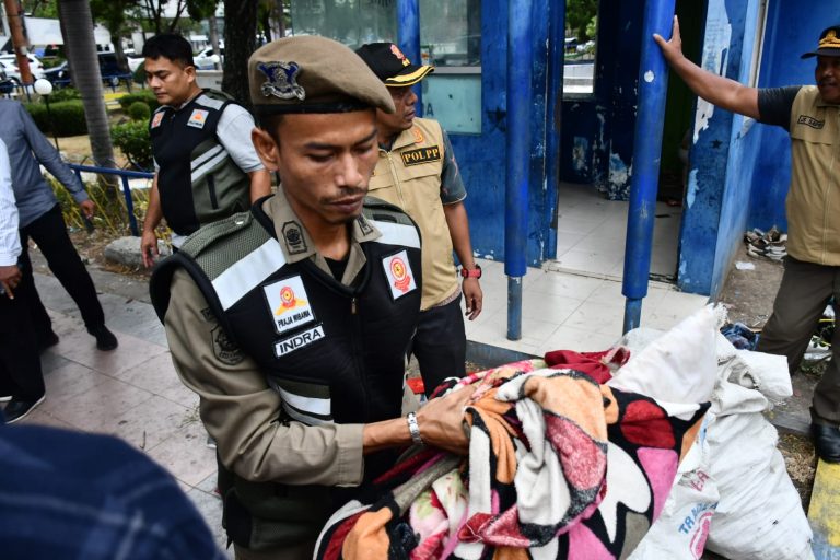 Personel Satpol PP Banda Aceh, bersama tim gabungan dari Dinas Sosial, Dinas Kesehatan dan DP3AP2KB mulai melakukan penertiban gepeng di kawasan Simpang Lima Banda Aceh, Sabtu (22/6). (Foto: For Infoaceh.net)