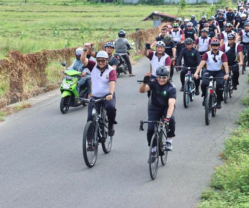 Pangdam Iskandar Muda Mayjen TNI Niko Fahrizal bersama Kapolda Aceh Irjen Pol Achmad Kartiko mengikuti kegiatan olahraga bersama TNI-Polri, Sabtu (22/6). (Foto: For Infoaceh.net)
