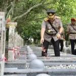 Kapolda Aceh Irjen Pol Achmad Kartiko menabur bunga di taman makam pahlawan (TMP) Banda Aceh, Senin pagi (24/6/2024). (Foto: Humas Polda Aceh)