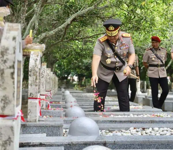 Kapolda Aceh Irjen Pol Achmad Kartiko menabur bunga di taman makam pahlawan (TMP) Banda Aceh, Senin pagi (24/6/2024). (Foto: Humas Polda Aceh)