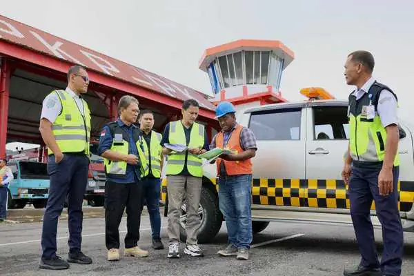 Asisten II Sekda Aceh Zulkifli, selaku Wakil Ketua Harian I PB PON XXI Wilayah Aceh, meninjau lokasi pengerjaan rehabilitasi venue Gantole, yang akan digunakan pada perhelatan PON XXI Aceh-Sumut, di kompleks Bandara Rembele, Senin (24/6/2024). Foto: Istimewa | INFOACEH.net Asisten II Sekda Aceh Zulkifli, selaku Wakil Ketua Harian I PB PON XXI Wilayah Aceh, meninjau lokasi pengerjaan rehabilitasi venue Gantole, yang akan digunakan pada perhelatan PON XXI Aceh-Sumut, di kompleks Bandara Rembele, Senin (24/6/2024). Foto: Istimewa