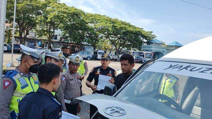 Pemeriksaan Urine dan Pra Uji (Ramp Check) di Terminal Penumpang Angkutan Umum Tipe C Kota Lhokseumawe. Foto: Istimewa | INFOACEH.net Pemeriksaan Urine dan Pra Uji (Ramp Check) di Terminal Penumpang Angkutan Umum Tipe C Kota Lhokseumawe. Foto: Istimewa