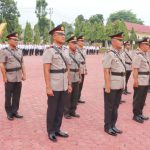 Kapolres Aceh Tamiang AKBP Muhammad Yanis memimpin upacara serah terima jabatan (sertijab) 3 Kasat dan 6 Kapolsek jajaran di lapangan apel Parama Satwika Mapolres setempat, Senin (24/6/2024). (Foto: Dok. Polres Aceh Tamiang)
