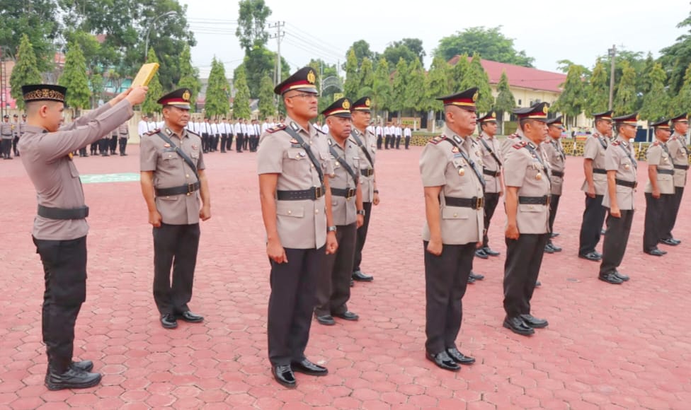 Kapolres Aceh Tamiang AKBP Muhammad Yanis memimpin upacara serah terima jabatan (sertijab) 3 Kasat dan 6 Kapolsek jajaran di lapangan apel Parama Satwika Mapolres setempat, Senin (24/6/2024). (Foto: Dok. Polres Aceh Tamiang) | INFOACEH.net Kapolres Aceh Tamiang AKBP Muhammad Yanis memimpin upacara serah terima jabatan (sertijab) 3 Kasat dan 6 Kapolsek jajaran di lapangan apel Parama Satwika Mapolres setempat, Senin (24/6/2024). (Foto: Dok. Polres Aceh Tamiang)