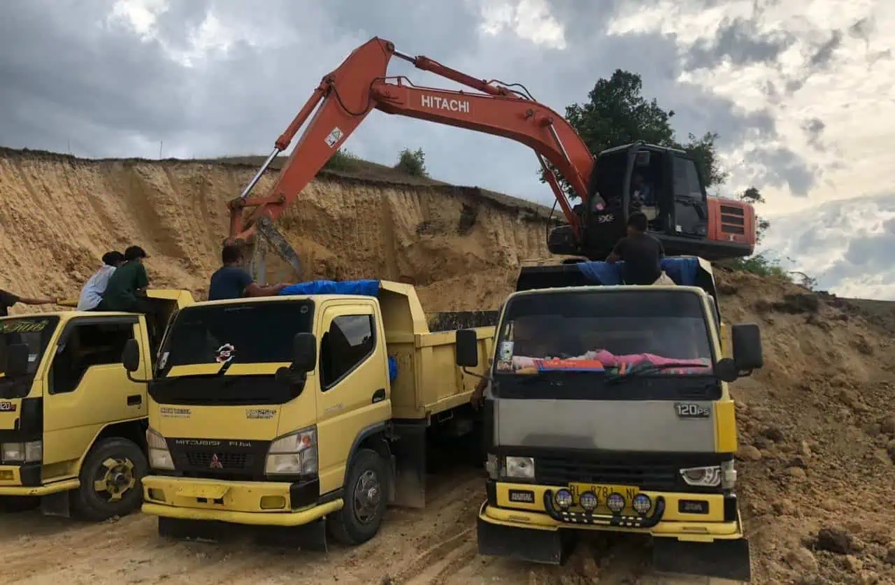 Tim Unit IV Subdit Tipidter Ditreskrimsus Polda Aceh mengamankan alat berat jenis ekskavator di lokasi tambang ilegal galian C di Desa Grong-grong, Kecamatan Grong-grong, Pidie, Senin, 24 Juni 2024. Foto: Istimewa