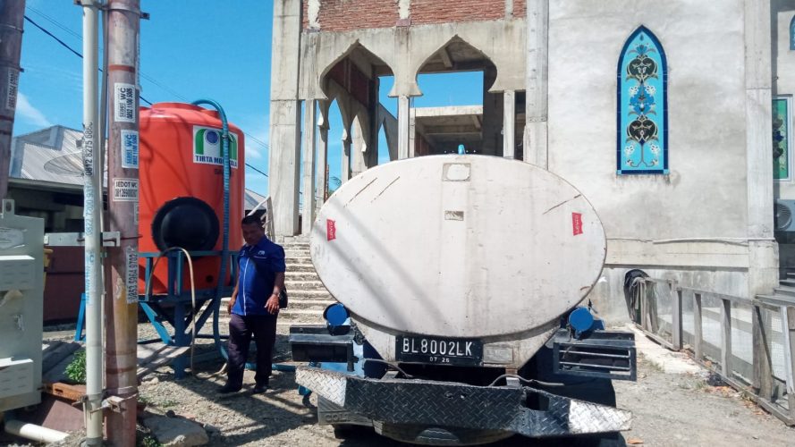 Warga mengambil air bersih dalam bak yang telah diisi petugas BPBD Aceh Besar untuk warga terdampak kekeringan di Lhoknga, Sabtu (29/6/2024). FOTO/BPBD ACEH BESAR
