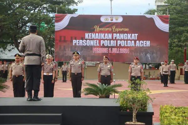 Kapolda Aceh Irjen Pol Achmad Kartiko saat memimpin upacara kenaikan pangkat personel Polri Polda Aceh periode 1 Juli 2024 di lapangan apel, Mapolda Aceh, Ahad pagi (30/6/2024). (Foto: For Infoaceh.net)