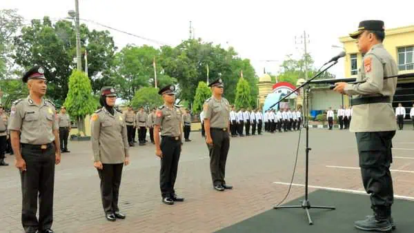 Kapolresta Banda Aceh Kombes Pol Fahmi Irwan Ramli memimpin upacara kenaikan pangkat 38 personel di halaman Mapolresta, Ahad pagi (30/6). Foto: Istimewa