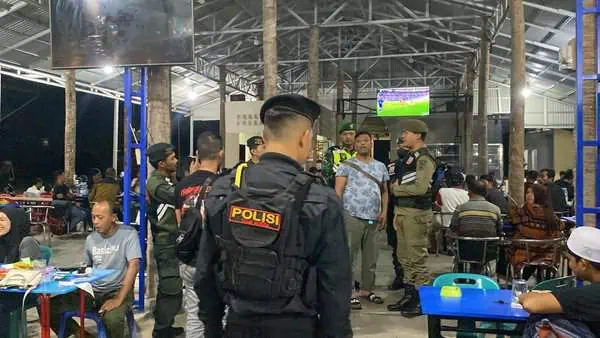 Tim gabungan Satreskrim Polresta Banda Aceh bersama personel Kodim 0101/KBA, Satpol PP-WH melakukan patroli dan razia di sejumlah warung kopi di Banda Aceh untuk mencegah judi online. Foto: Istimewa