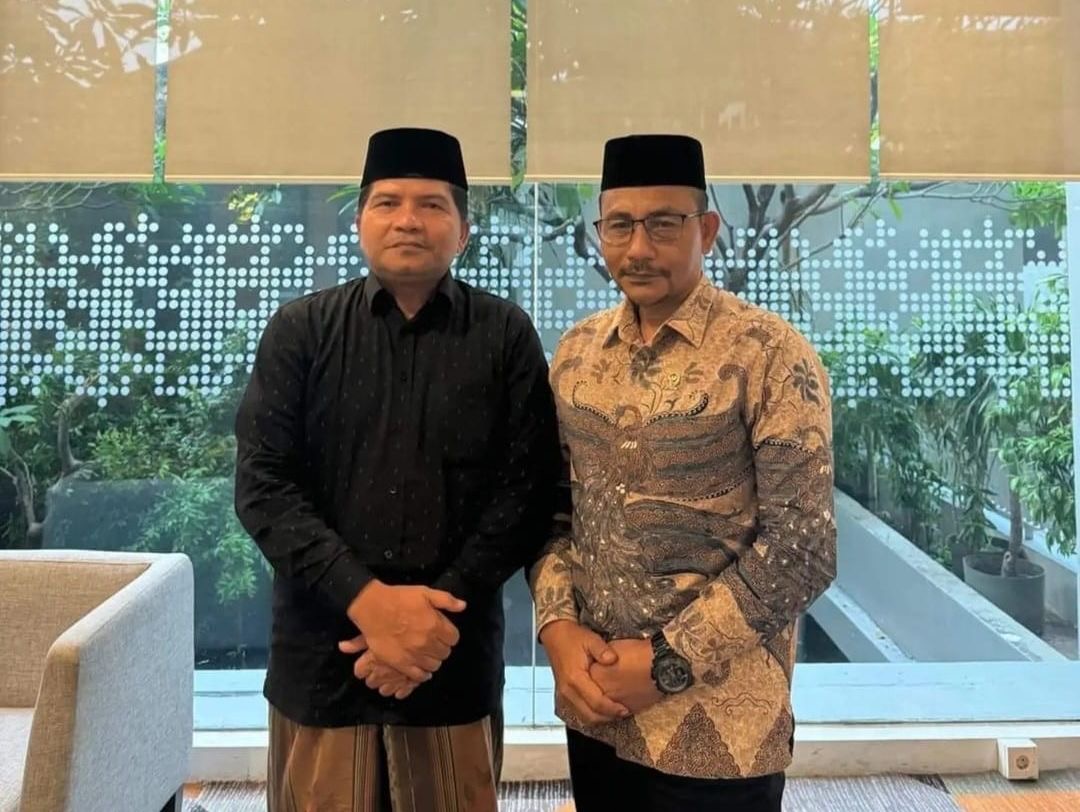 Anggota DPD RI asal Aceh H Sudirman atau Haji Uma (kanan) bersama Ketua MPU Aceh Tgk Faisal Ali. Foto: Dok. Info Aceh