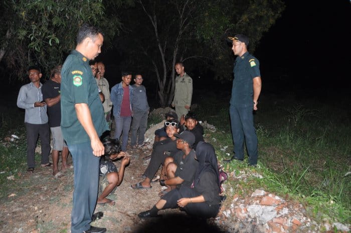 Petugas Satpol PP-WH Aceh Besar menertibkan 6 gepeng di kawasan Peukan Bada Aceh Besar, Senin malam (1/7/2024). Foto: Istimewa