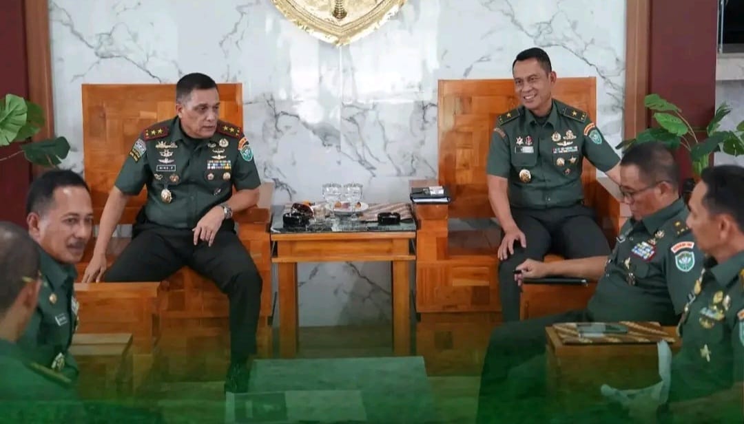 Pangdam IM Mayjen TNI Niko Fahrizal memimpin rapat tentang rencana penampilan drama kolosal Laksamana Keumalahayati pada peringatan HUT ke-79 Kemerdekaan RI 2024 di Balee Sanggamara, Makodam IM, Kamis sore (4/7). Foto: Istimewa