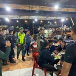 Petugas gabungan melakukan razia judi online di sejumlah warkop di Banda Aceh. (Foto: Dok. Info Aceh)