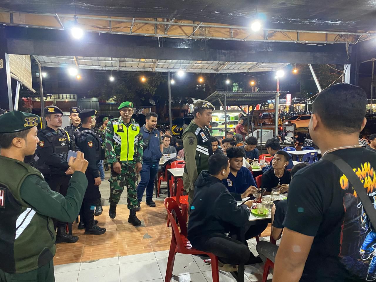 Petugas gabungan melakukan razia judi online di sejumlah warkop di Banda Aceh. (Foto: Dok. Info Aceh)