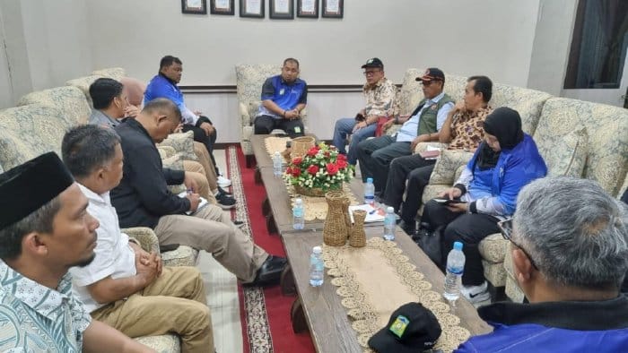 Pj Bupati Aceh Besar memimpin rapat penanggulangan krisis air bersih Kecamatan Lhoknga bersama Sekda, Kepala OPD dan Dirut PDAM Tirta Msontala di Gedung Dekranasda, Kamis (4/7/2024). Foto: Istimewa
