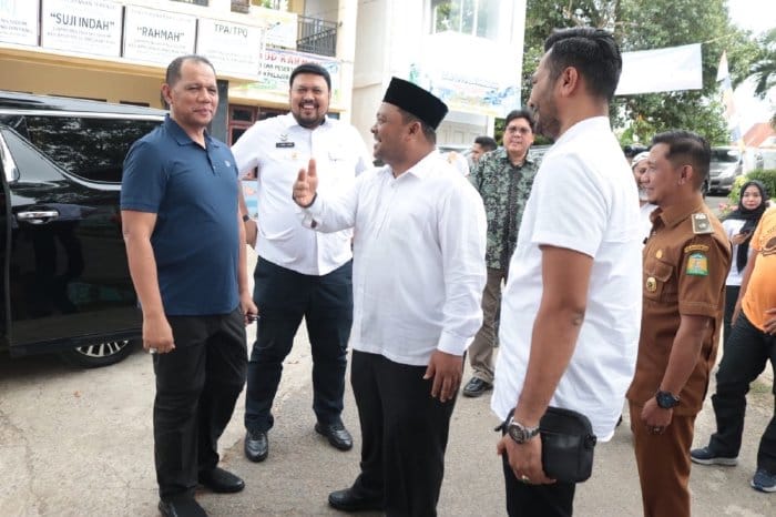Sekda Aceh Besar Sulaimi menerima kunjungan Dirjen Bina Pemerintah Desa Kemendagri Dr La Ode Ahmad P. Bolombo ke Gampong Bueng Sidom, Kecamatan Blang Bintang, Aceh Besar, Jum'at (5/7/2024). Foto: Istimewa