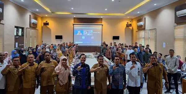 OJK Aceh bersama TPAKD Aceh, TPAKD Aceh Tamiang dan ILO Tim Promise 2 Impact menggelar kegiatan pelatihan pendidikan keuangan keluarga dan kewirausahaan kepada petani nilam di Aceh Tamiang. (Foto: Humas OJK Aceh)