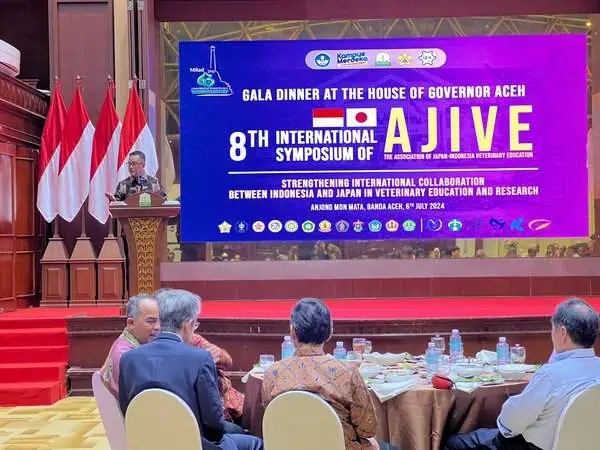 Kadis Peternakan Aceh Zalsufran, saat membacakan sambutan Gubernur Aceh, pada Simposium Internasional ke-8 Asosiasi Pendidikan Kedokteran Hewan Jepang-Indonesia (AJIVE), di Anjong Mon Mata, Meuligoe Gubernur Aceh, Sabtu malam (6/7/2024). Foto: Istimewa