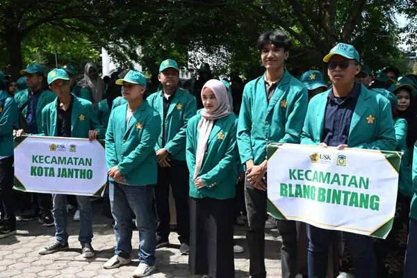 Mahasiswa mengikuti acara penyerahan mahasiswa Kerja Kuliah Nyata (KKN) USK di halaman Gedung Dekranasda, Gampong Gani, Kecamatan Ingin Jaya, Aceh Besar, Senin (8/7/2024). FOTO/MC ACEH BESAR