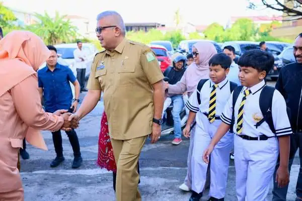 IMG-20240715-WA0026 | INFOACEH.net Pj Gubernur Aceh Bustami Hamzah bersama Bunda PAUD Aceh Mellani Subarni mengantar anak pada hari pertama sekolah ke SDIT Al Azhar Cairo Banda Aceh, Senin (15/7). Foto: Istimewa