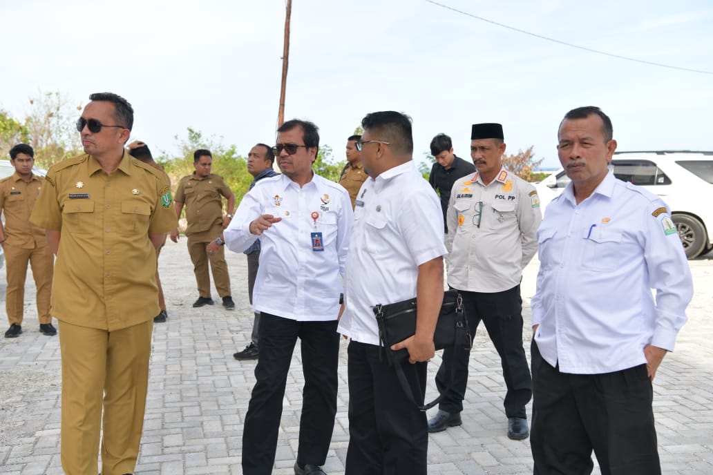 Pj Sekda Aceh Azwardi Abdullah didampingi Pj Wali Kota Sabang Reza Fahlevi dan Kepala SKPA meninjau Venue PON XXI Cabor Kortball di GOR Merah Putih Sabang-Merauke, Kota Sabang, Senin (15/7/2024). Foto: Istimewa