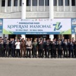 Pj Gubernur Aceh Bustami Hamzah memimpin upacara Peringatan Hari Koperasi Nasional ke-77, di halaman Kantor Gubernur Aceh, Selasa (16/7). (Foto: For Infoaceh.net)