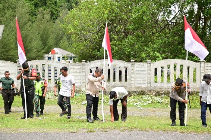 Pj Bupati Aceh Besar Muhammad Iswanto bersama Dandim 0101/KBA Kolonel Czi Widya Wijanarko dan Kapolres Aceh Besar AKBP Sujoko mengibarkan bendera merah putih, di kaki gunung Geurutee, perbatasan Aceh Besar dan Aceh Jaya, Rabu (17/7). Foto: Istimewa