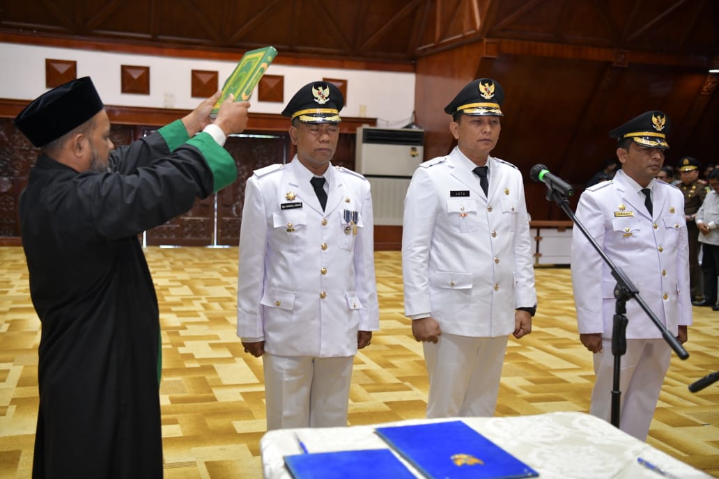 Pj Gubernur Aceh Bustami Hamzah melantik Pj Bupati Pidie, Pj Bupati Gayo Lues dan Pj Wali Kota Sabang, di Anjong Mon Mata Banda Aceh, Kamis (18/7/2024). (Foto: For Infoaceh.net)