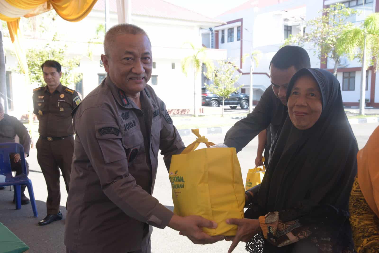 Kejati Aceh mengadakan kegiatan bakti sosial dan pasar murah bagi masyarakat Aceh, dalam rangka memperingati HBA ke-64 dan HUT ke-24 Ikatan Adhyaksa Dharma Karini tahun 2024, Kamis (18/7). Foto: Istimewa