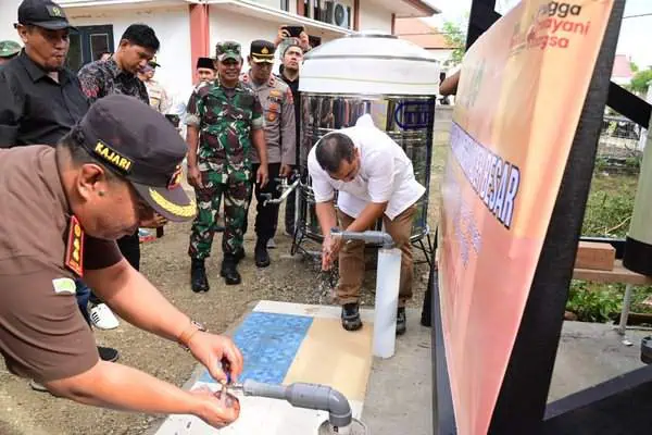 Pj Bupati Aceh Besar Muhammad Iswanto bersama Kajari Aceh Besar Basril G meresmikan sumur bor dan lampu penerangan di Gampong Meunasah Masjid Lampuuk, Lhoknga, Aceh Besar, Jum'at (19/7/2024). (FOTO/MC ACEH BESAR)