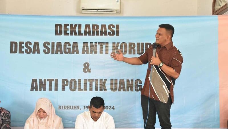 Kajari Bireuen Munawal Hadi SH MH meluncurkan Desa Anti Politik Uang di Desa Beurawang Kecamatan Jeumpa Bireuen, bertempat di meunasah desa setempat, Jum'at (19/7). Foto: Istimewa