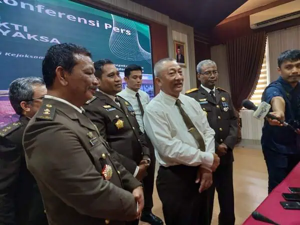 Kajati Aceh Drs Joko Purwanto SH didampingi Wakajati Muhibuddin SH MH memberikan keterangan kepada wartawan pada konferensi pers dalam rangka Hari Bhakti Adhyaksa ke-64, Senin (22/7/2024). (Foto: For Infoaceh.net)