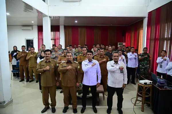 Pj Bupati Aceh Besar Muhammad Iswanto menyampaikan materi pada Bimtek stakeholder dan pendamping dalam rencana aksi GDAD pada kawasan rawan tanaman terlarang di Aceh Besar di aula Dekranasda, Gampong Gani, Kecamatan Ingin Jaya, Aceh Besar, Senin (22/7/2024). (FOTO/MC ACEH BESAR)