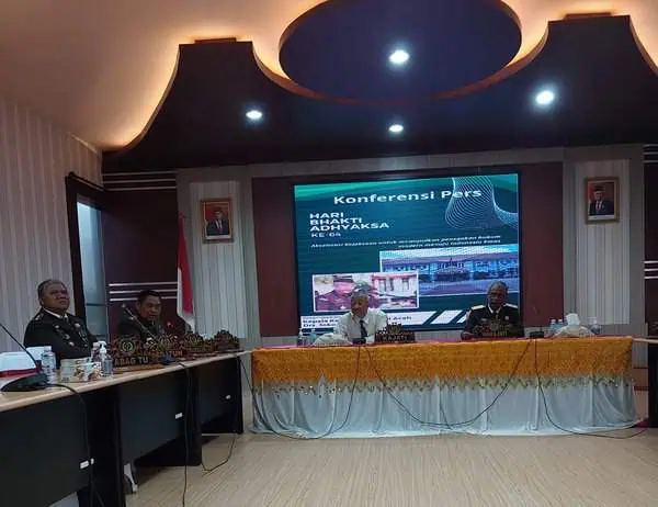 Kajati Aceh Joko Purwanto SH didampingi Wakajati Muhibuddin SH MH, Asintel Mukhzan dan Aspidsus Ali Akbar memberikan keterangan pada konferensi pers Hari Bhakti Adhyaksa ke-64, Senin (22/7). (Foto: Dok. Info Aceh)