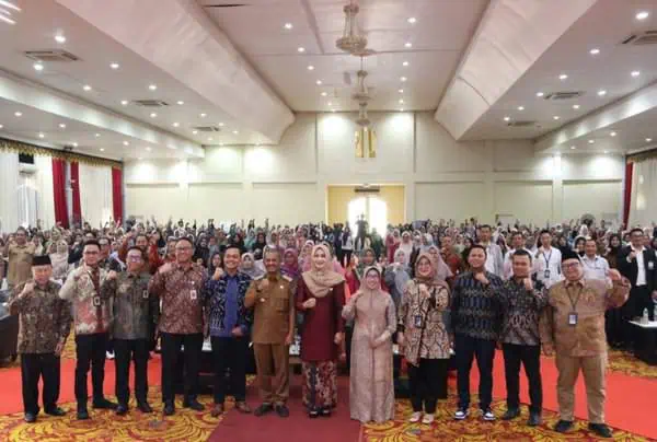 OJK Aceh bersama PT PNM, TPAKD Aceh menggelar kegiatan Program PKU berupa Sosialisasi Literasi Keuangan Syariah dan Pengembangan UMKM Perempuan Aceh di Amel Convention Hall, Banda Aceh, Senin (22/7/2024). Foto: Istimewa
