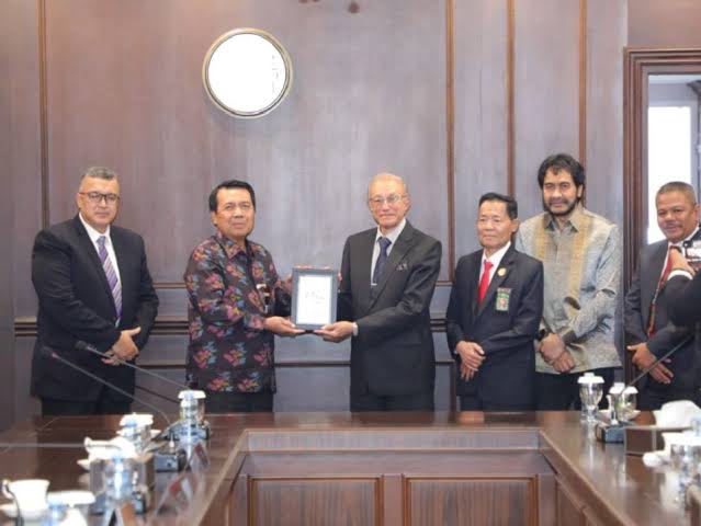 Wali Nanggroe Aceh Malik Mahmud Al Haythar dan Waliyul Ahdi Muzakir Manaf berkunjung ke Mahkamah Agung RI, Selasa (23/7) di Jakarta, dalam rangka membahas penguatan keberadaan Mahkamah Syar’iyah di Aceh. Foto: Istimewa