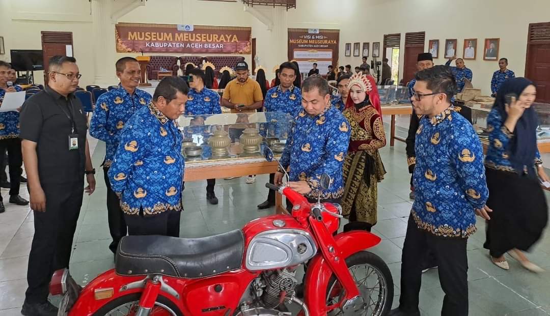 Pj Bupati Aceh Besar Muhammad Iswanto meresmikan Museum Meuseuraya Kabupaten Aceh Besar di Kota Jantho, Selasa sore (23/7). (Foto: MC ACEH BESAR)