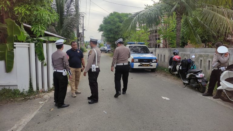 Polantas Polresta Banda Aceh melakukan olah TKP di lokasi kecelakaan maut di Gampong Bayu, Kecamatan Darul Imarah, Aceh Besar, Selasa sore (23/7/2024). Foto: Istimewa