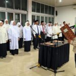 Pj Bupati Aceh Besar Muhammad Iswanto melantik dan mengambil sumpah sejumlah Kepala Sekolah dan Pengawas Sekolah di aula Dekranasda, Gampong Gani, Ingin Jaya, Rabu (24/7). (FOTO/MC ACEH BESAR)
