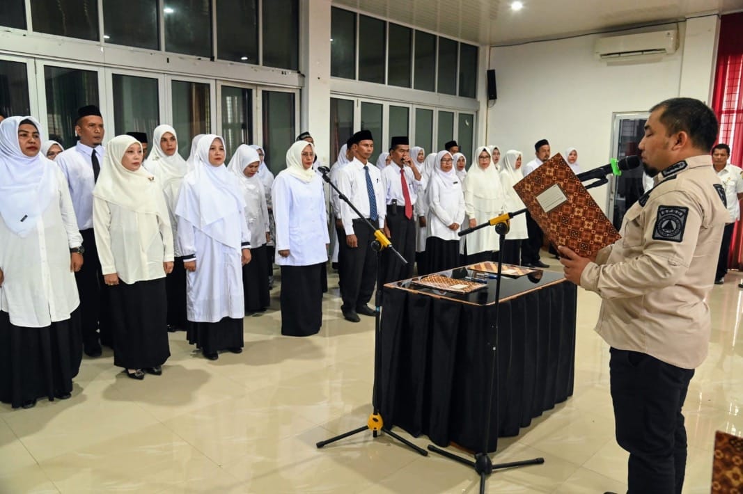 Pj Bupati Aceh Besar Muhammad Iswanto melantik dan mengambil sumpah sejumlah Kepala Sekolah dan Pengawas Sekolah di aula Dekranasda, Gampong Gani, Ingin Jaya, Rabu (24/7). (FOTO/MC ACEH BESAR)