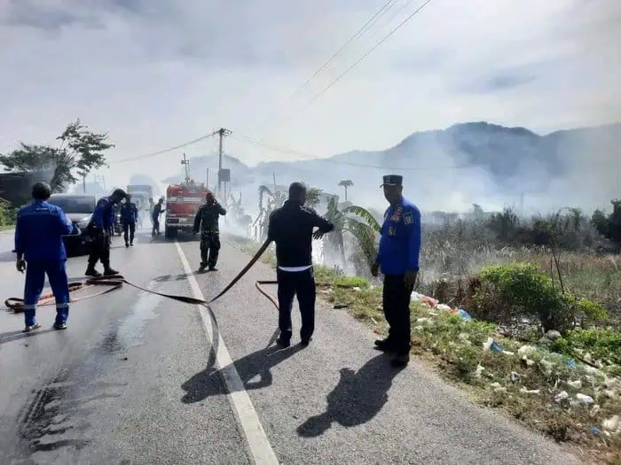 Dua hektare lahan ilalang, persawahan dan kebun masyarakat terbakar di Kecamatan Peukan Bada dan Lhoknga, Aceh Besar, Rabu (24/7). (Foto: BPBD Aceh Besar)