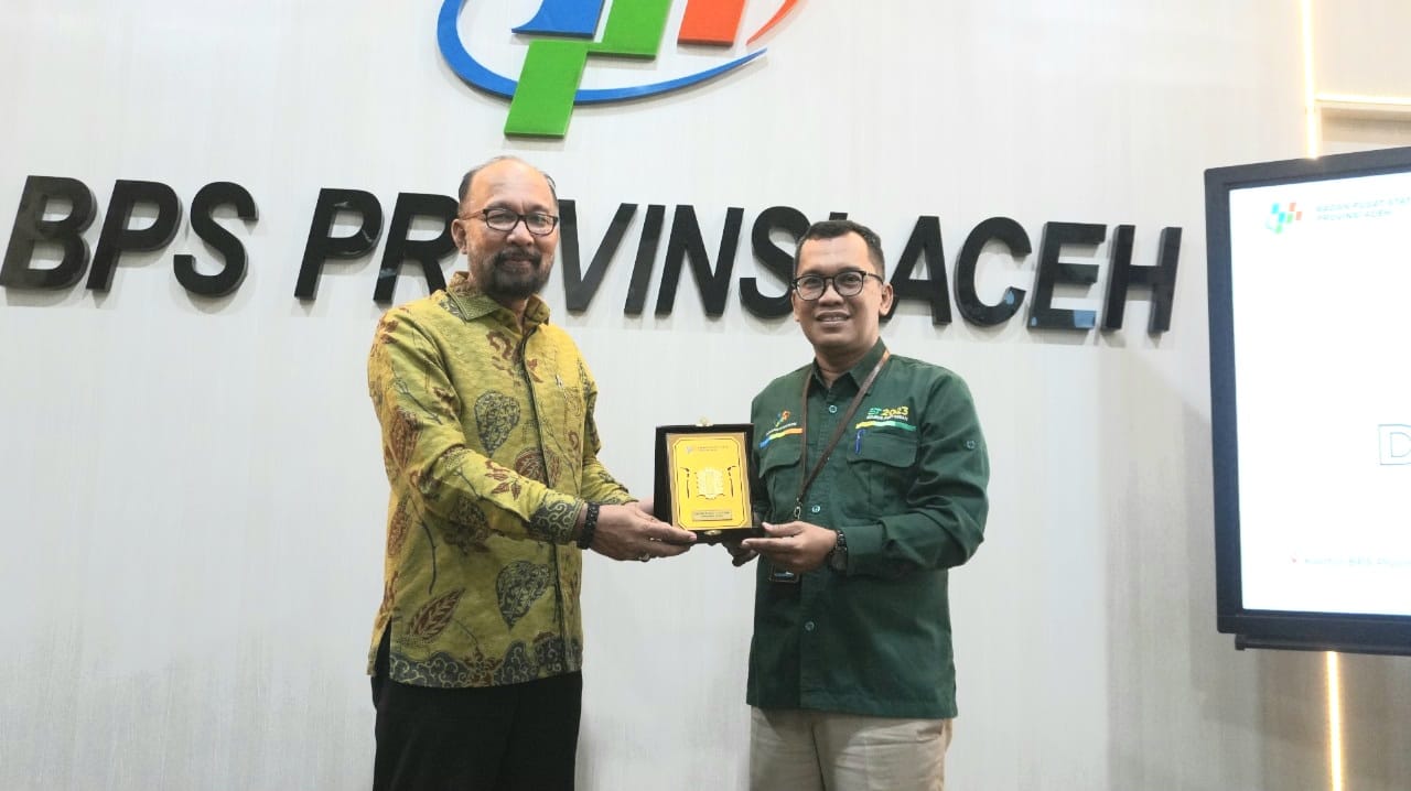 Kepala BPS Aceh Ahmadriswan Nasution menyerahkan cinderamata kepada Ketua DPW ADI Aceh Prof Dr Syamsul Rijal MAg di Banda Aceh, Kamis, 25 Juli 2024. (Foto: Humas BPS Aceh).