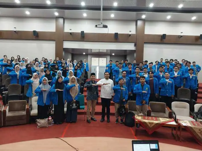 Tim PKMB UIN Ar-Raniry memberikan materi penguatan Moderasi Beragama kepada 205 mahasiswa yang mengikuti pembekalan KPM pada Jum'at (26/7/2024) di Ruang Teater Museum UIN Ar-Raniry